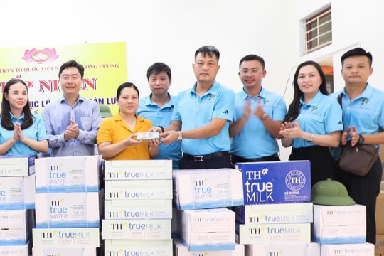 Câu lạc bộ Tennis Báo chí Nghệ An trao 110 triệu đồng và nhiều đồ dùng thiết yếu cho đồng bào vùng lũ