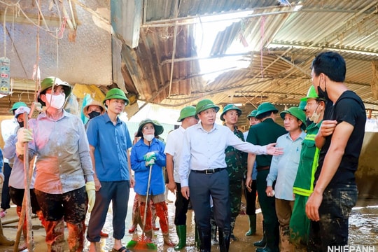 Thường trực tỉnh ủy Nghệ An 
CHỈ ĐẠO TRỰC TIẾP KHẮC PHỤC HẬU QUẢ 
LŨ LỤT TẠI CÁC XÃ MIỀN TÂY NGHỆ AN 

