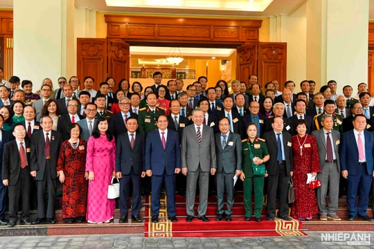Tổng Bí thư Tô Lâm gặp mặt đại biểu trí thức, nhà khoa học, văn nghệ sĩ