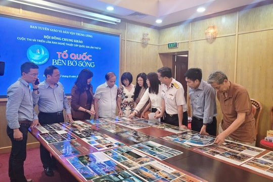Họp Hội đồng Chung khảo Cuộc thi và Triển lãm ảnh nghệ thuật cấp quốc gia “Tổ quốc bên bờ sóng” lần thứ III