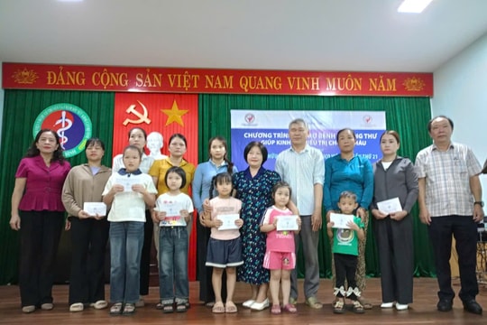 Quảng Trị: Trao hỗ trợ cho trẻ em mắc bệnh ung thư có hoàn cảnh khó khăn