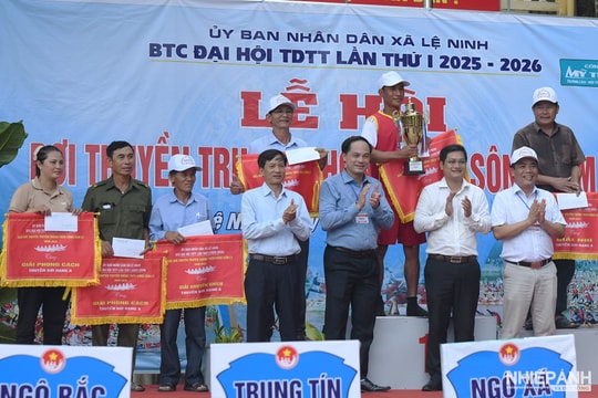 Sôi nổi lễ hội đua thuyền truyền thống trên sông Cẩm Lý