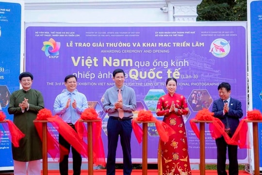 Khai mạc Triển lãm “Việt Nam qua ống kính nhiếp ảnh gia Quốc tế”