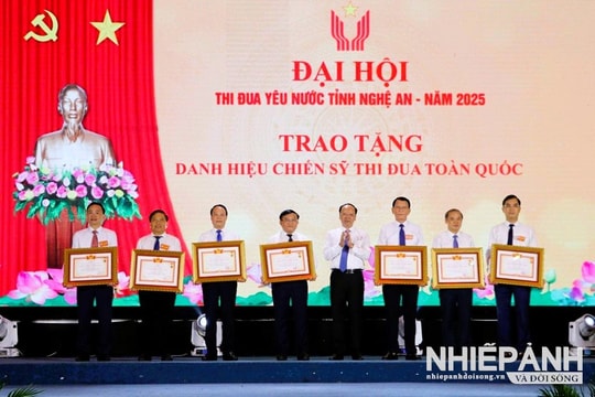 Nghệ An 
Giao lưu, tôn vinh các điển hình 
thi đua yêu nước
