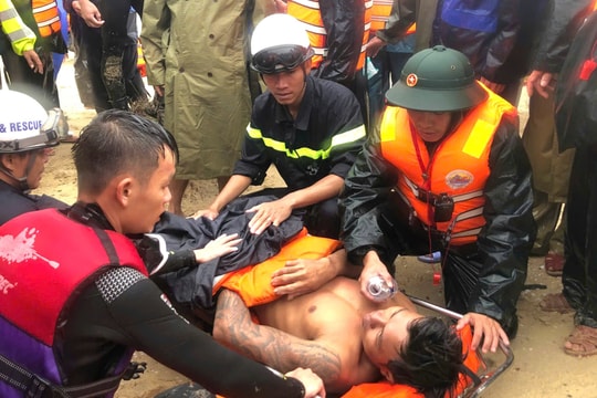 Bộ đội Biên phòng Quảng Trị cứu được 9 thuyền viên gặp nạn trên biển Cửa Việt
