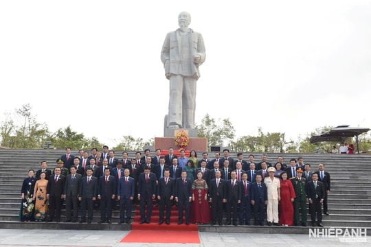 Đoàn đại biểu Đại hội Đảng bộ tỉnh Nghệ An lần thứ XX (nhiệm kỳ 2025-2030) Dâng hoa, báo công trước tượng đài Bác Hồ Quảng trường Hồ Chí Minh


