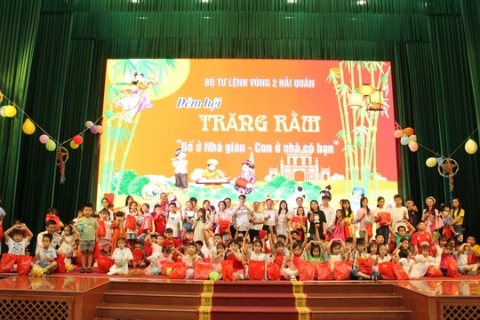 Đêm Hội trăng rằm “Bố ở Nhà giàn – Con ở nhà có bạn”