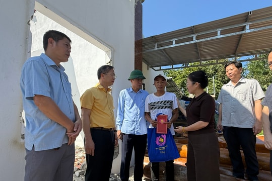 
Phó Bí thư Tỉnh uỷ - Chủ tịch UBMTTQ Việt Nam tỉnh Nghệ An Võ Thị Minh Sinh kiểm tra, chỉ đạo khẩn trương khắc phục hậu quả bão số 10