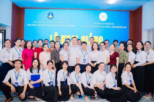 Trường trung cấp Nguyễn Tất Thành phối hợp trung tâm dịch vụ việc làm Nghệ An khai giảng lớp sơ cấp nghề ứng dụng AI và pha chế đồ uống