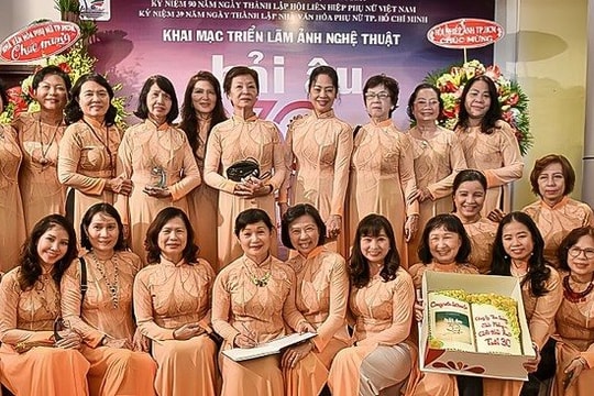 Hành trình 35 năm của những người phụ nữ cầm máy