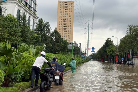 Hà Nội tiếp tục mưa lớn, nhiều tuyến phố ngập sâu trong biển nước