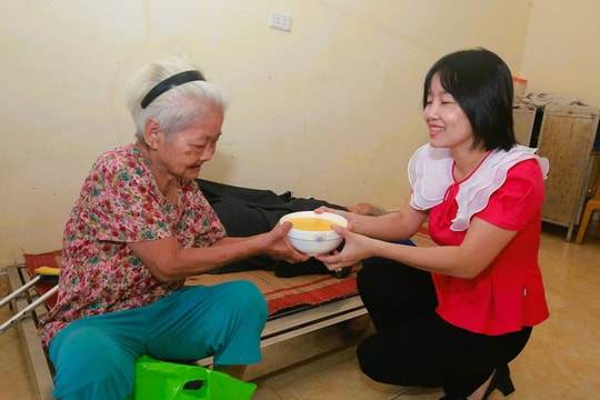 LAN TỎA YÊU THƯƠNG
“Bát cháo tình thương, ấm lòng ngày mới”   


