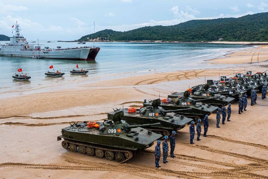 Khai mạc Triển lãm ảnh “Người chiến sĩ – Cùng một Hải quân nơi đầu sóng ngọn gió” tại Quảng Ninh