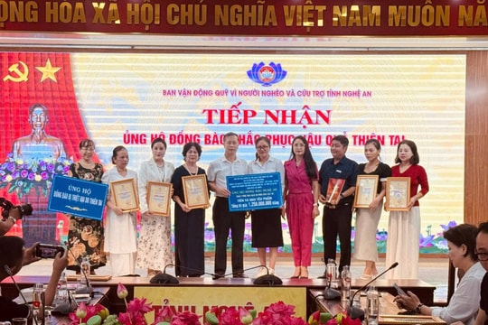 Hội đồng hương Nghệ An tại Hà Nội trao hơn 1,25 tỷ đồng ủng hộ đồng bào bị lũ lụt ở quê nhà