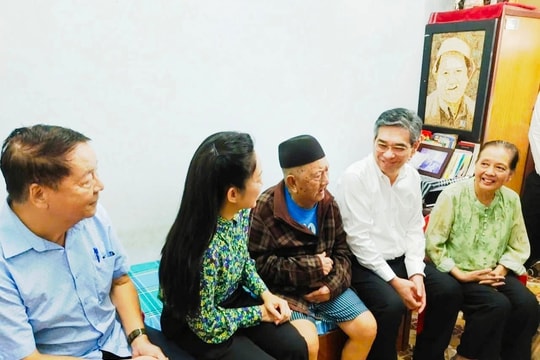 TP.HCM: Lãnh đạo thành phố thăm, tri ân các văn nghệ sĩ tiêu biểu
