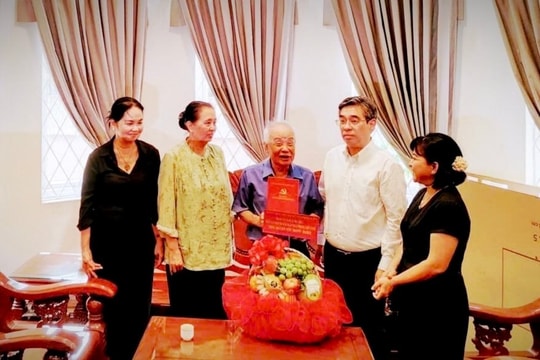 TP.HCM: Lãnh đạo thành phố thăm, tri ân các văn nghệ sĩ tiêu biểu
