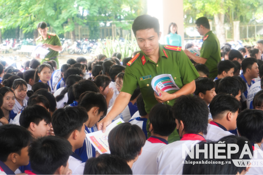 Cần Thơ: Tuyên truyền phòng, chống xâm hại trẻ em và mua bán người Cần Thơ: Tuyên truyền phòng, chống xâm hại trẻ em và mua bán người