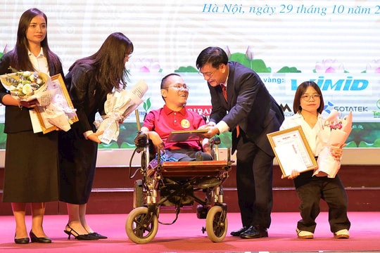 Nghị lực phi thường của chàng thanh niên khuyết tật Phạm Sỹ Long Nghị lực phi thường của chàng thanh niên khuyết tật Phạm Sỹ Long