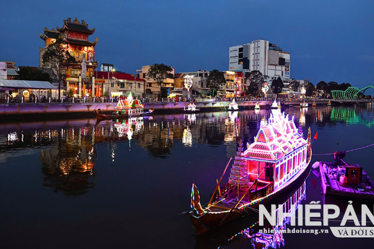 Cần Thơ: Khai mạc trình diễn thả Đèn nước và ghe Cà Hâu