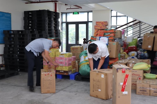 TP.HCM hỗ trợ 30 tấn hàng cho người dân vùng lũ ở Huế, Đà Nẵng