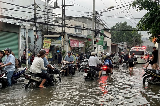 CSGT TP.HCM ứng trực giữa mưa lớn, triều cường