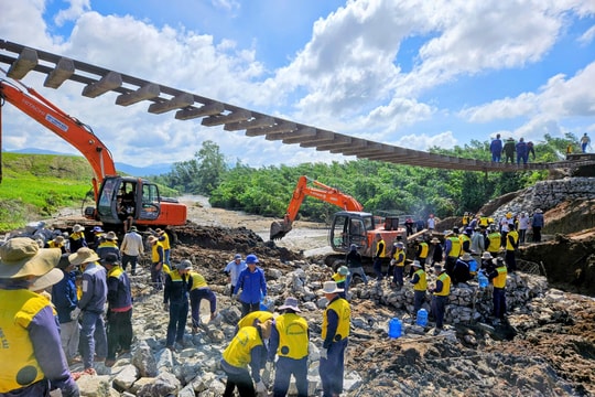 Ngành đường sắt tạm dừng 45 chuyến tàu do sạt lở tại khu vực Vân Canh – Phước Lãnh