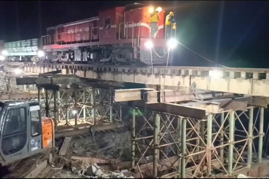 Khôi phục tuyến đường sắt Bắc – Nam sau bão số 13