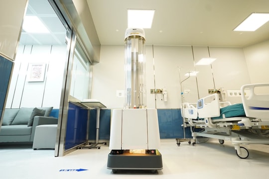 Bệnh viện công đầu tiên ở Việt Nam trang bị robot khử khuẩn UV 