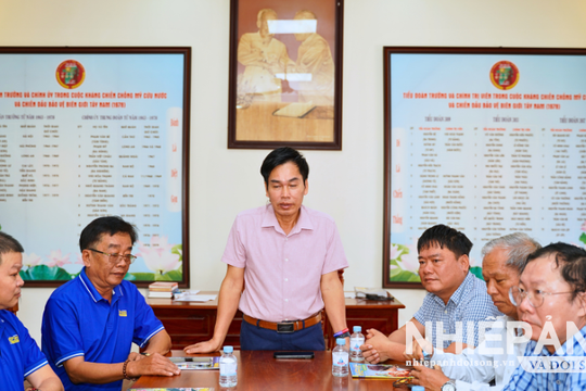 Tổng Biên tập Tạp chí Nhiếp ảnh và Đời sống, Hồ Sỹ Minh làm việc với Văn phòng đại diện tại Cần Thơ