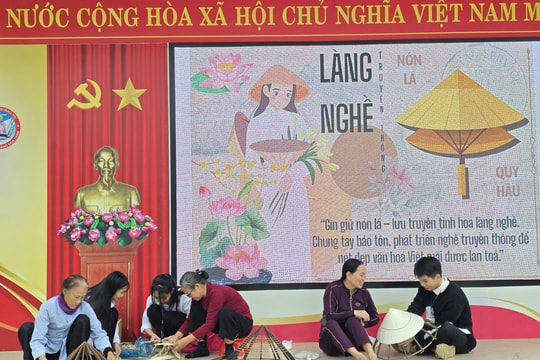 Trường THPT Hoàng Hoa Thám (Quảng Trị) đưa văn hóa làng nghề vào trường học:
“Giữ chiếc nón – giữ hồn quê”
