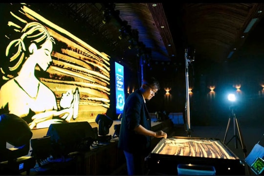 Nghệ sĩ tranh cát Nguyễn Tiến: 15 năm hun nhiệt giữ lửa nghề