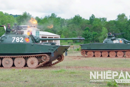 Quân khu 9: Lữ đoàn 950 tổ chức thực hành bắn trên xe tăng