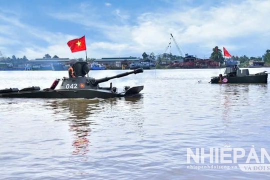 Quân khu 9: Lữ đoàn Tăng thiết giáp 416 thực hành lái bơi nước