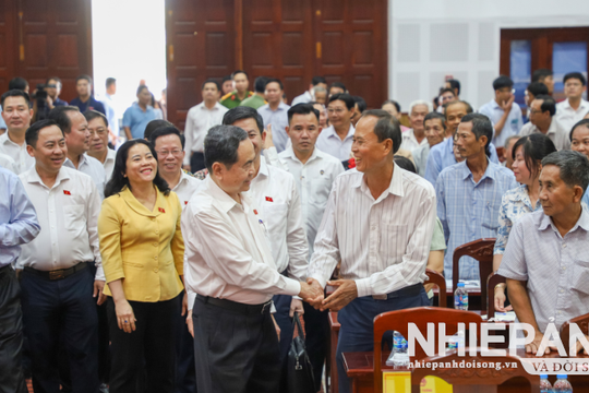 Chủ tịch Quốc hội Trần Thanh Mẫn tiếp xúc cử tri tại thành phố Cần Thơ