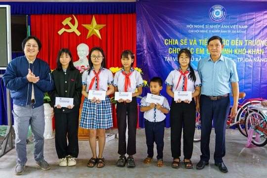 Chi hội NSNAVN TP. Đà Nẵng chia sẻ và tiếp bước đến trường cho các em gia đình khó khăn