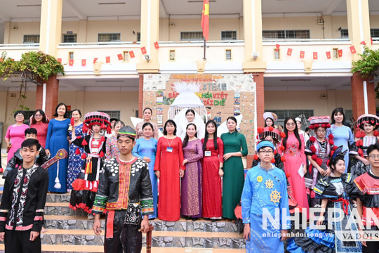 THPT Bùi Hữu Nghĩa: Trình diễn trang phục tái chế “sắc màu các dân tộc”