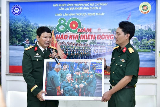 Khai mạc triển lãm ảnh “80 năm hào khí miền Đông”
