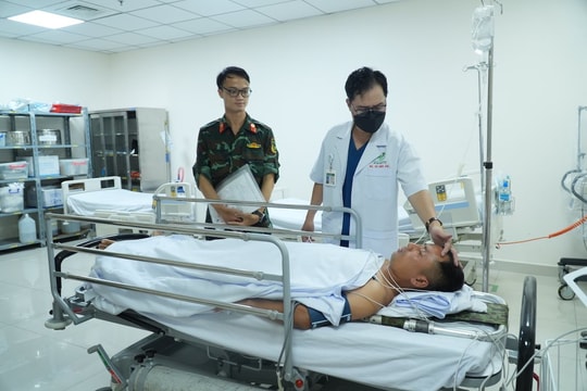 Ròng rã 14 giờ đưa hai bệnh nhân nguy kịch từ Trường Sa về đất liền 