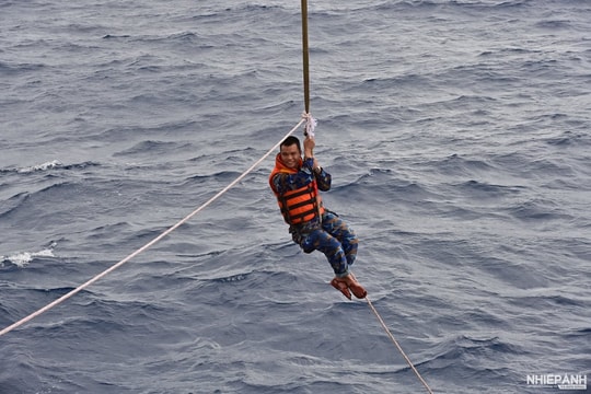 Hình ảnh những người lính trẻ bám trụ Nhà giàn DK1