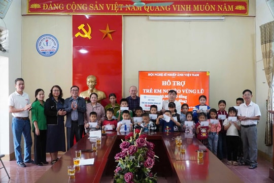 Hội Nghệ sĩ Nhiếp ảnh Việt Nam trao quà hỗ trợ học sinh Trường Tiểu học Thạch Giám 2, Nghệ An sau bão lũ