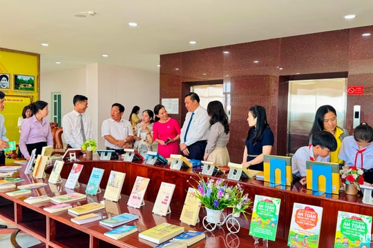 TP.HCM trao hơn 10.600 bản sách lý luận, chính trị cho 38 xã, phường