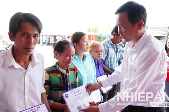 Cà Mau: Trao tặng 320 thẻ bảo hiểm y tế cho hộ nghèo