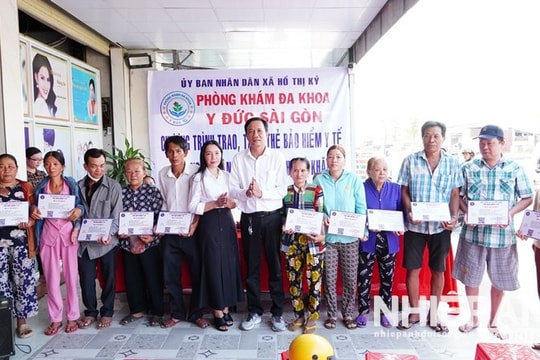 Tấm thẻ BHYT - Nâng đỡ tình người giữa mùa giáp hạt