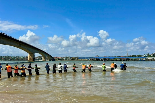 Quảng Trị: Ngư dân may mắn sống sót sau sự cố chìm thuyền tại Cửa Tùng