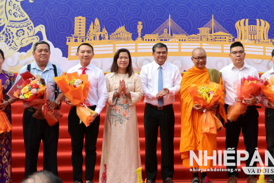 Cần Thơ: Khai mạc Sắc xuân miệt vườn và Công viên sách xuân