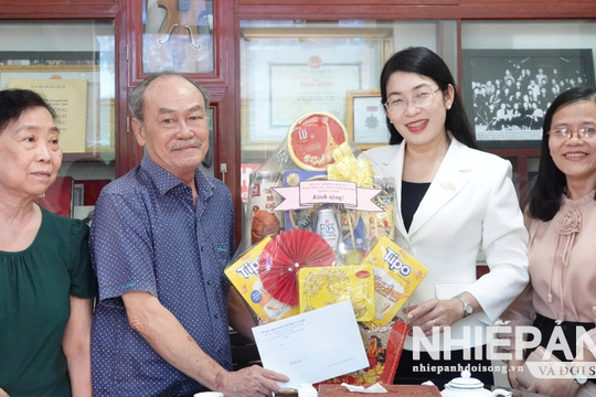 Cần Thơ: Đoàn cán bộ phường Cái Khế thăm và chúc Tết gia đình NSNA Trần Anh Thắng