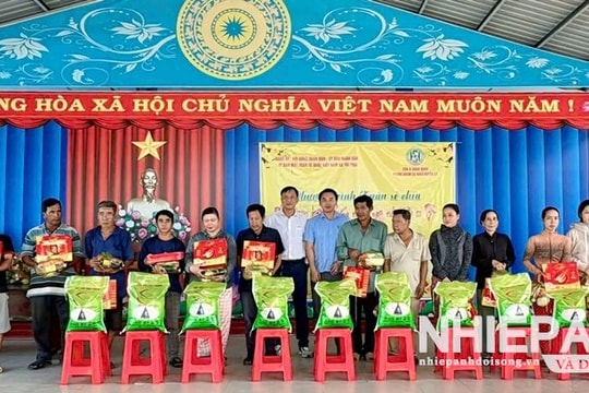 Cà Mau: Tặng 100 phần quà Tết cho hộ khó khăn, gia đình chính sách