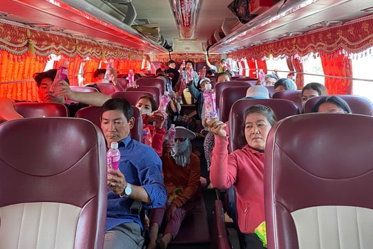 Ấm áp những chuyến xe về quê ăn Tết Bính Ngọ 2026