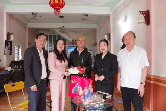 Mang Xuân ấm đến giáo viên, học sinh khó khăn Quảng Trị