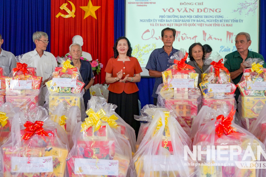 Chủ tịch Hội NSNA Việt Nam Trần Thị Thu Đông tặng quà Tết cho bà con nghèo